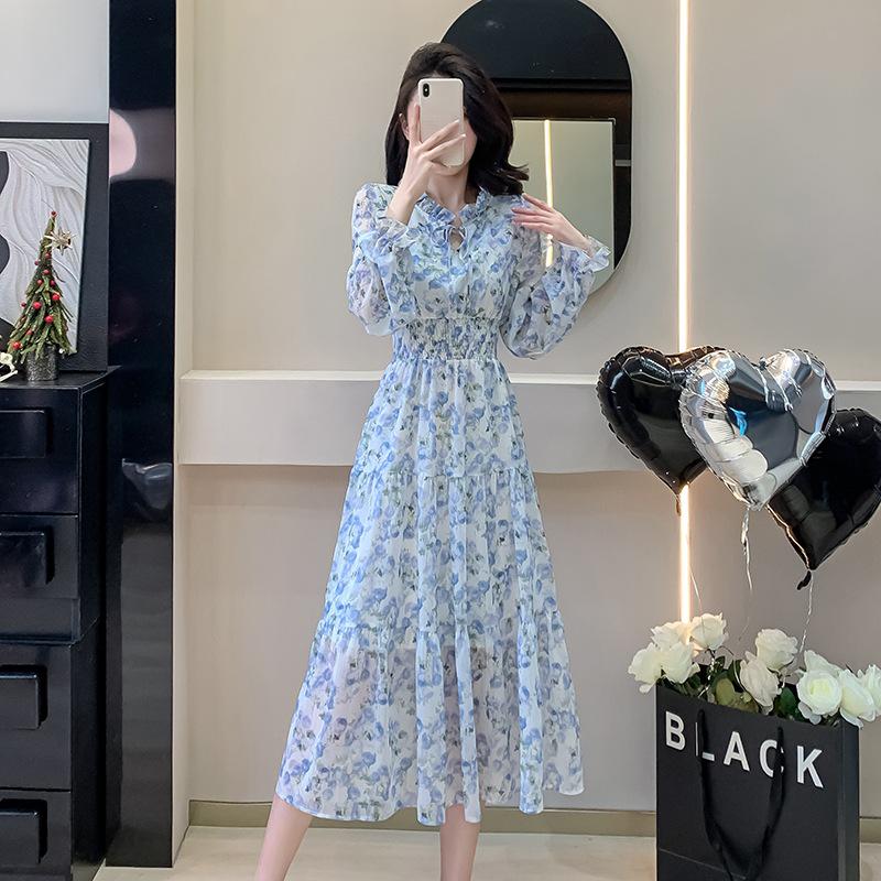 

Корейское платье с оборками и розами: Элегантное длинное платье, стройнящее талию, с французскими милыми оборками по краям. Small