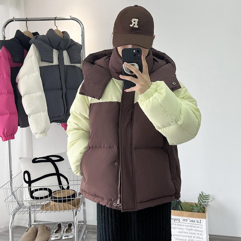 

Контрастная цветная пуховая куртка женская короткая 2025 зима новая с капюшоном пух белой утки свободная утолщенная куртка-хлеб тренд S коричневый