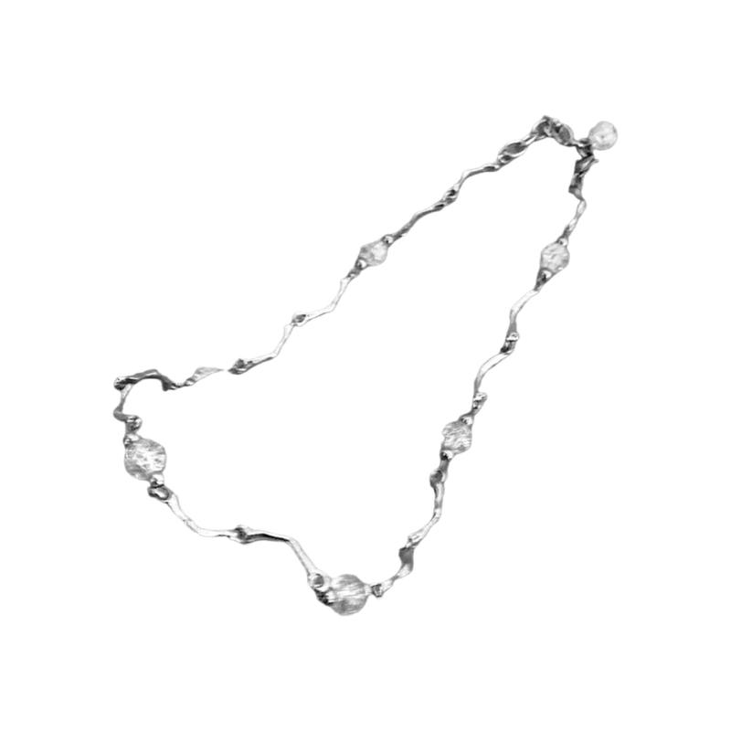 

Универсальное колье/браслет с бусинами в виде снежинок. Деликатные ручные ювелирные аксессуары для стильных женщин и законодателей моды.