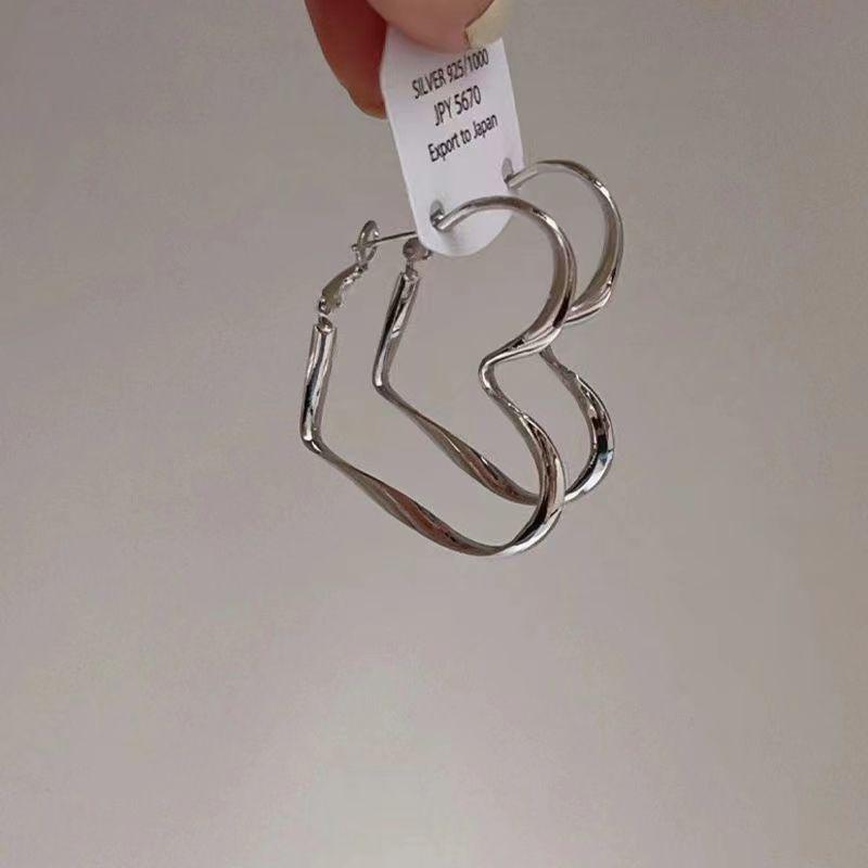 

Элегантные серьги-капли с жемчугом - Мода 2025 для круглых лиц