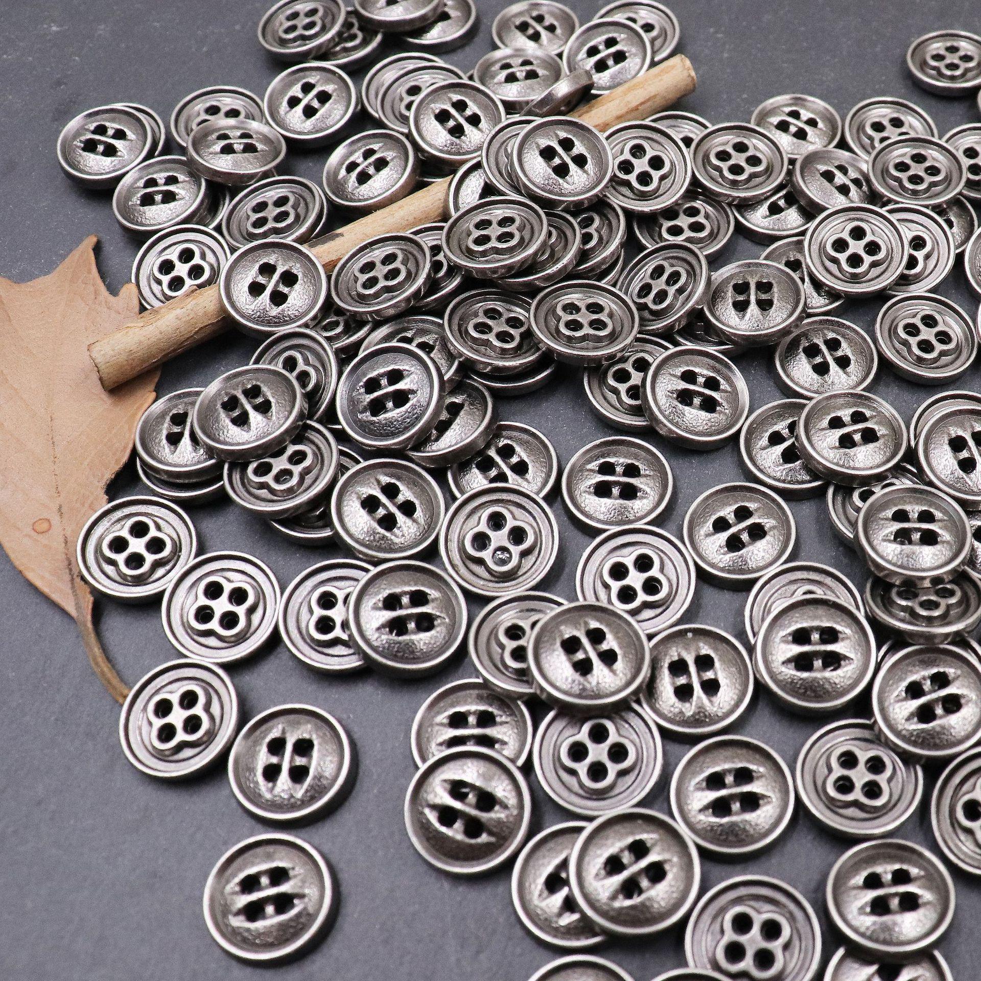 

Декоративная пуговица с четырьмя глазами и золотыми волнами для одежды и аксессуаров