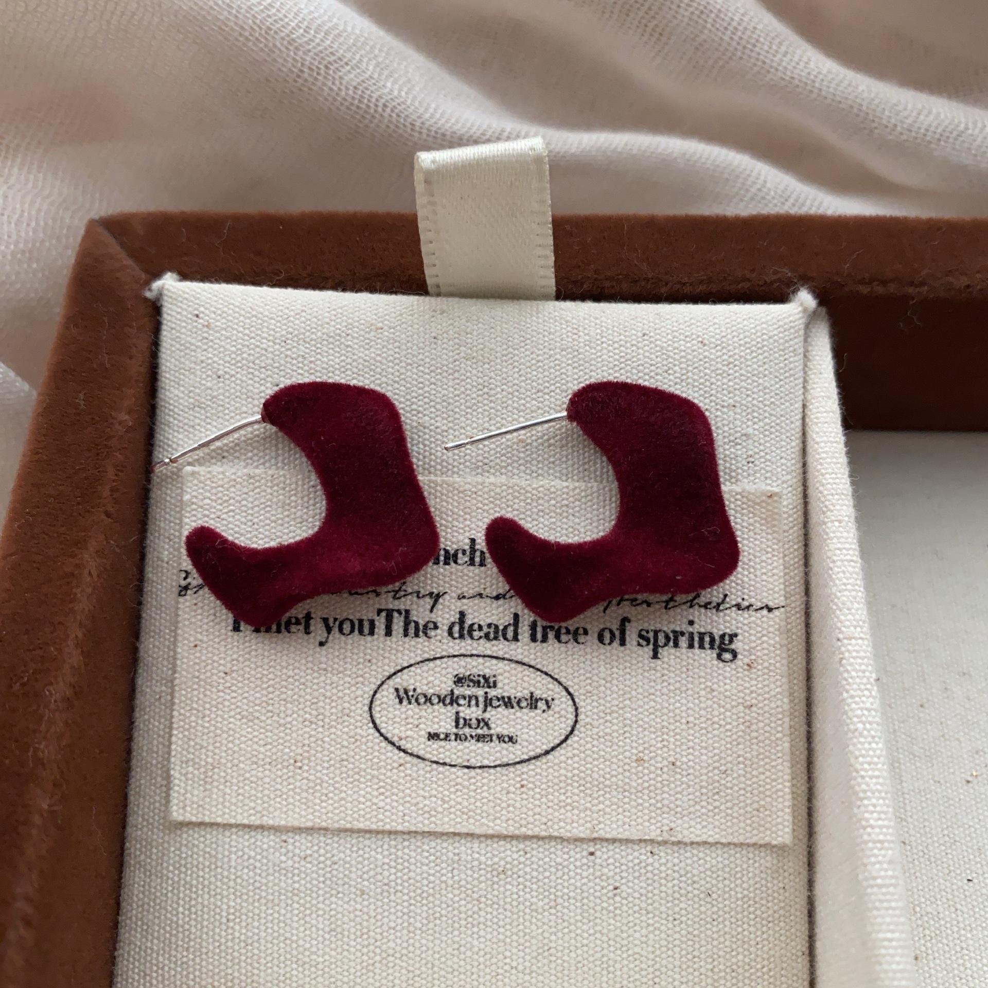 Classic Heart Symbol Stud Earrings Romantic Gentle Retro Elegant Exquisite Niche Fashion High Daily Versatile