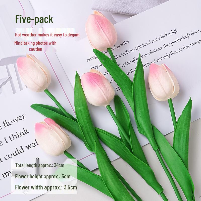 Minimalistischer Tulpen-Kuchenaufsatz mit frischen Blumen und Band für den Muttertag oder Geburtstag