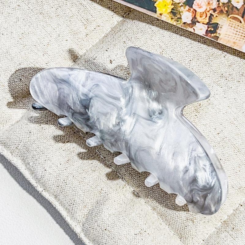The Oval Hair Clip Exudes A High-end Feel. The Half-tied Shark Clip At The Back of The Head Is A Fashionable Hair Accessory
