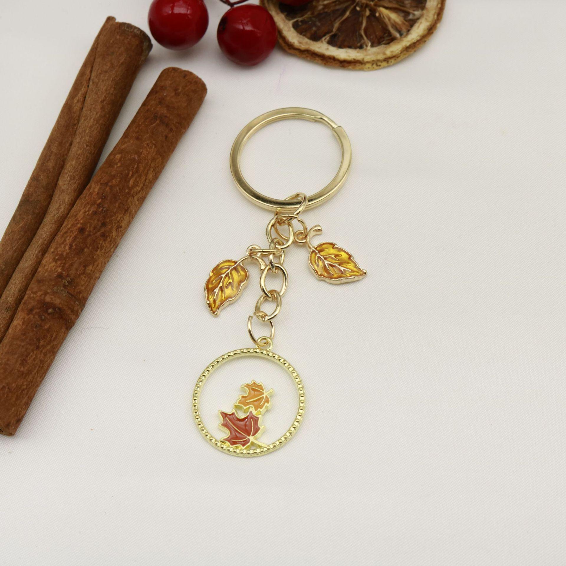 Creative Maple Leaf Keychain Pendant: Colorful Tree Leaf Alloy Accessory for Earphone & USB Case Decoration золотой