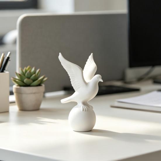 Figurina di Uccello Bianco Stampata in 3D Piccolo Uccello della Pace su Palla Statua Piccola Scultura Decorativa di Uccello per Interni Scrivania Scaffale Decorazione