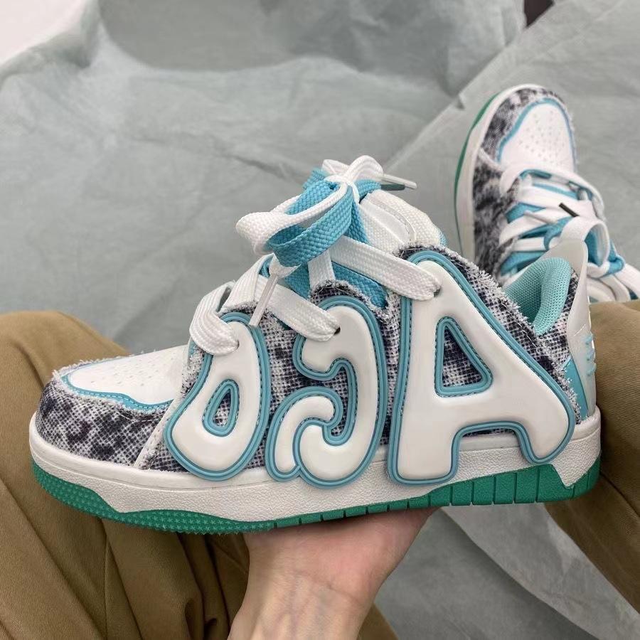 Versatile and lightweight couple style sports shoes breathable thick soled women's casual shoes outdoor running shoes sneakers