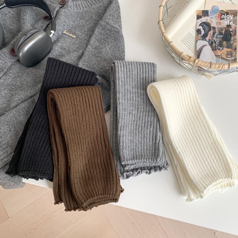 Solid-color Versatile Sock Set for Women in Autumn and Winter, Providing Leg Warmth and Comfort. Thick White Knitted Fabric, Paired with Snow Boots.