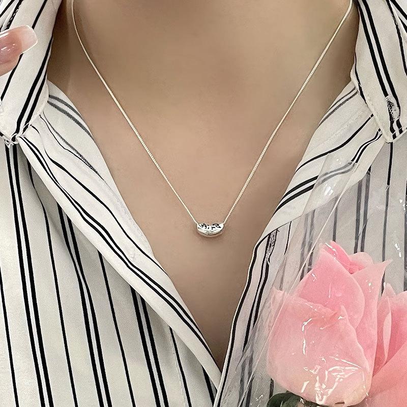 Collana con Fagiolo di Acacia Sorridente, Lusso e Lusso, con Catena Clavicolare di Alto Senso, Design Unico e alla Moda