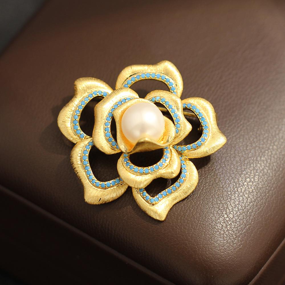 

Vintage elegant gold brushed blue zircon rose brooch freshwater pearl flower camellia pin women s