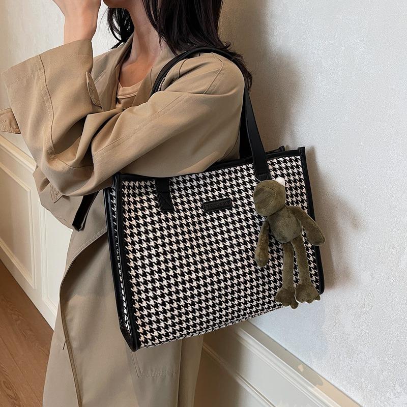 Kostkovaná taška dámská velkokapacitní nová podzimní a zimní všestranná taška přes rameno ležérní třída dojíždění nákupní taška