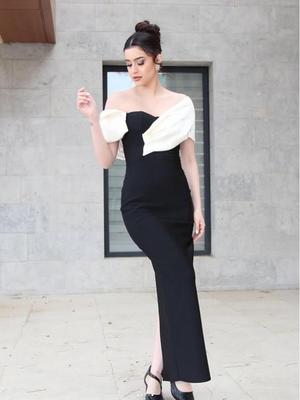 Schwarzes und weißes Patchwork-Maxikleid mit Carmen-Ausschnitt, figurbetont