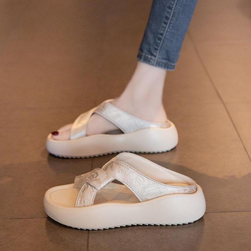

Cool slippers women s outer wear 2025 new thick-soled casual beach sandals fashion super fire Chinese style one-word drag 35