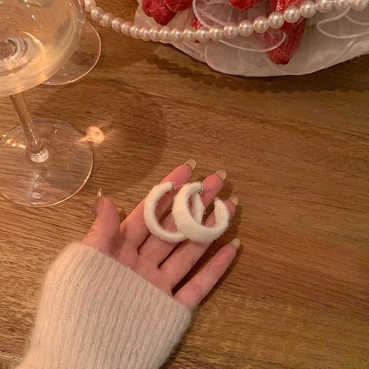 

Korean sweet and cute plush earrings femininity high sense white circle earrings unique niche beautiful earrings