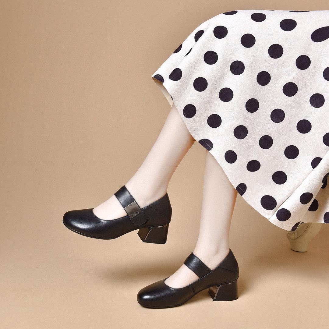 

Женские туфли Мэри Джейн с круглым носком на весну и лето, с ремешком на одной пряжке, с мелким вырезом, из двух видов высококачественной коровьей кожи, маленькие одинарные туфли 41