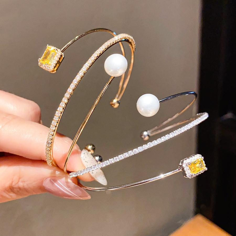 Geometrisches Zirkon-Quadrat-Perlen-Dreilagen-Offenes Armband mit elegantem Finish für modische Bürokleidung