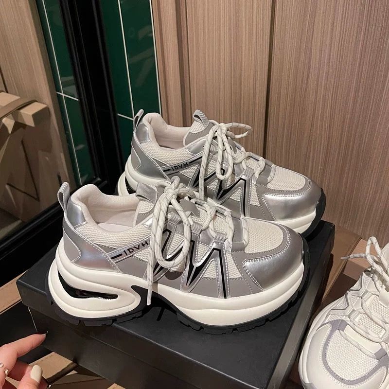 

Белые женские кроссовки 2025 лето новые сетчатые дышащие увеличивающие рост маленькие белые туфли на толстой подошве-маффин повседневные кроссовки папы 40 серебряный