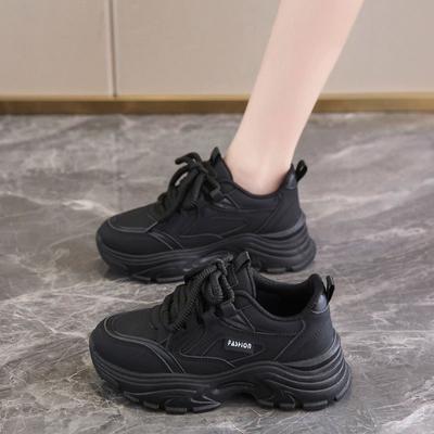 Vielseitige kleine weiße Schuhe erhöhen die Höhe von lässigen Sportschuhen ins2025 Frühling und Herbst neue dicksohlige Dad-Schuhe Kindermodelle