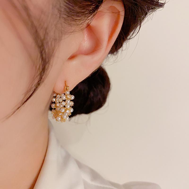 French Temperament Light Luxury High-end Personalized Pearl Zircon Retro Sweet and Niche Design Earrings for Girls.