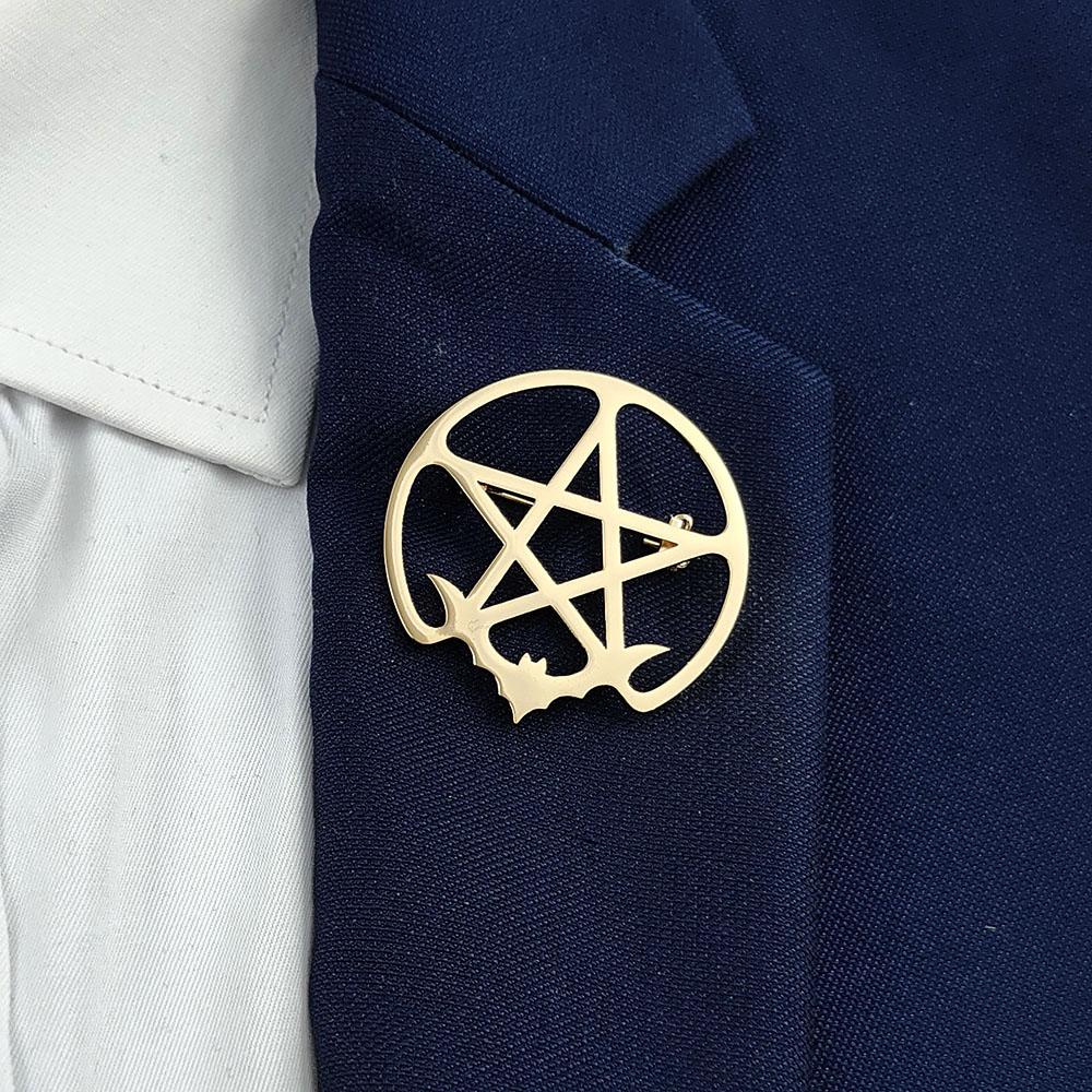 Pentagramserie brosch i rostfritt stål, symboliserar den positiva energin att avvärja ondska, symbol för kulturella slagpåsmycken.