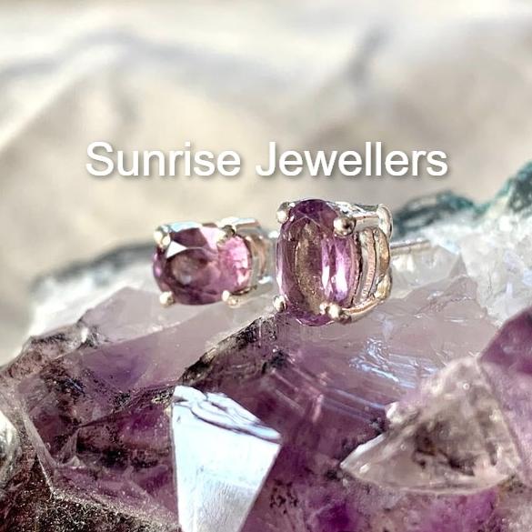 

Комплект сережек Ari с аметистом от Sunrise • Серьги-подвески с зеленым драгоценным камнем, серьги-гвоздики и обруч-кольцо с подвеской • Подарок лучшему другу • ER437 free Size фиолетовый