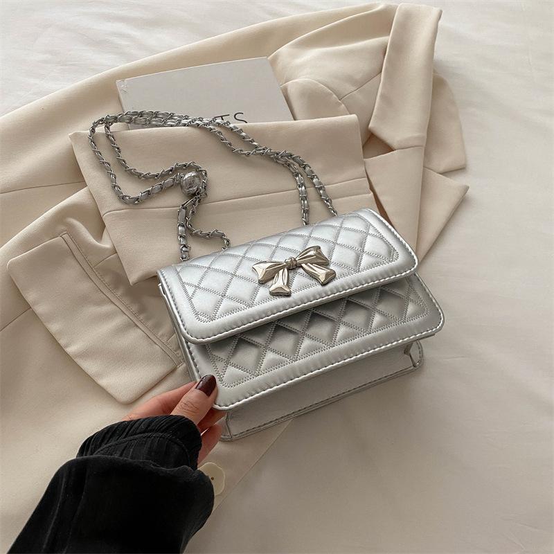 

Chain bag women s 2025 Korean version of the new fashion and leisure personalized small square bag trend simple oblique span shoulder bag серебряный