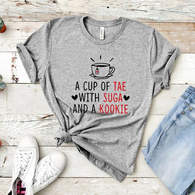 Eine Tasse Tae mit Suga und Kookie T-Shirt Kpop T-Shirt Damen Harajuku T-Shirt Korean Fashion Casual Top Lady Girl K-Pop T-Shirts