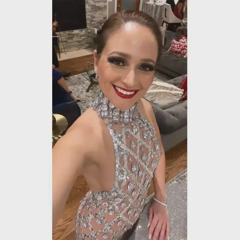 Dámské zlaté přiléhavé plesové šaty bez rukávů s halter neck střihem a vlečkou na jaro/léto 2023