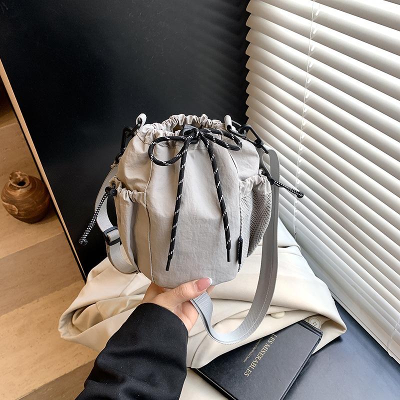 Niche fashion crossbody drawstring bucket bag new casual simple versatile commuter shoulder bag