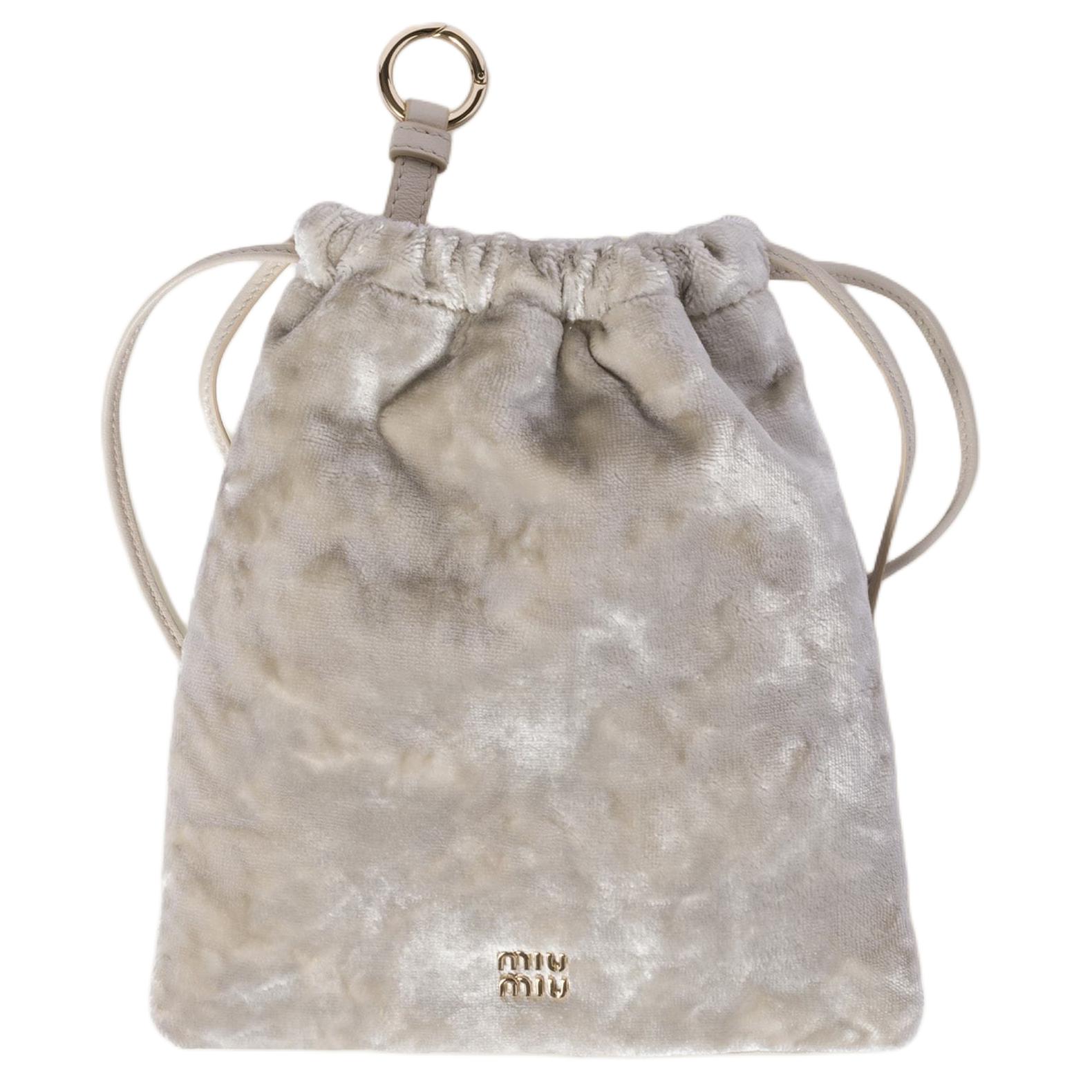 

Miu Miu Logo Velvet Fabric Clutch Women clutch Ivory 5NG010_2CUE_F0304 Basic Set (Bag+Dust Bag)