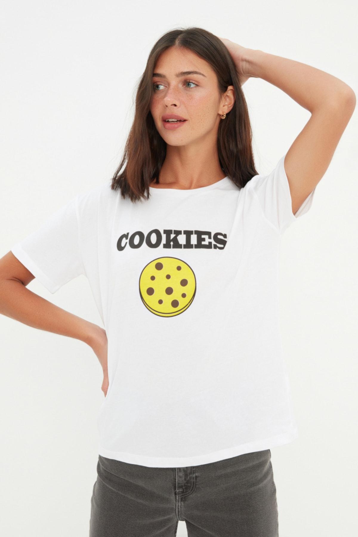 

Белая полуприлегающая трикотажная футболка с принтом TWOSS22TS2128