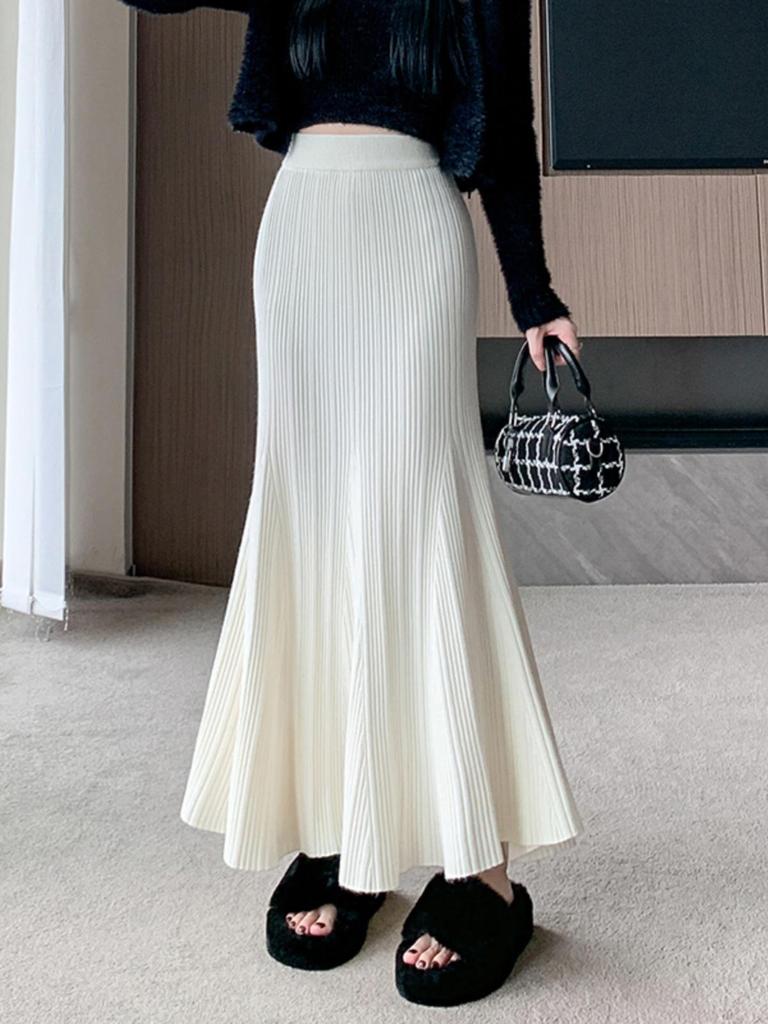 Autumn/Winter 2025 High-Waisted Knit Fishtail Skirt: Drapey Ribbed A-Line with Wide Hem