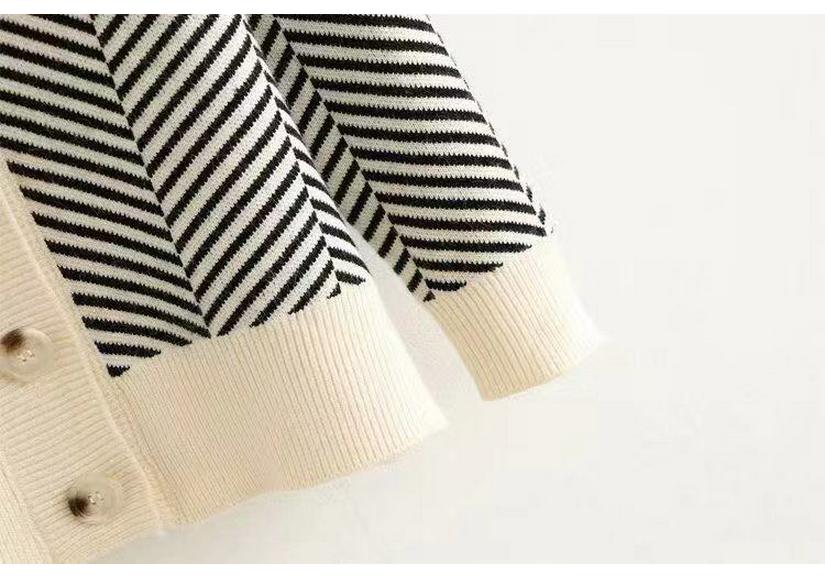 V-Neck Diamond Stripe Knit Cardigan Jacket - Autumn/Winter Loose Fit Women's Forest Style