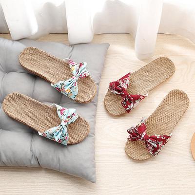 Pantofole da donna della Boemia con decorazioni e sandali con infradito in lino e lino con fiocco