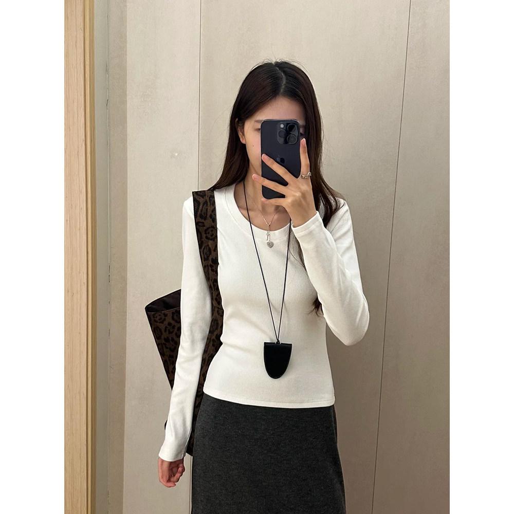 Women's Slimming Long Sleeve White T-Shirt: Versatile Base Layer for Spring & Autumn, Stylish & Simple Design