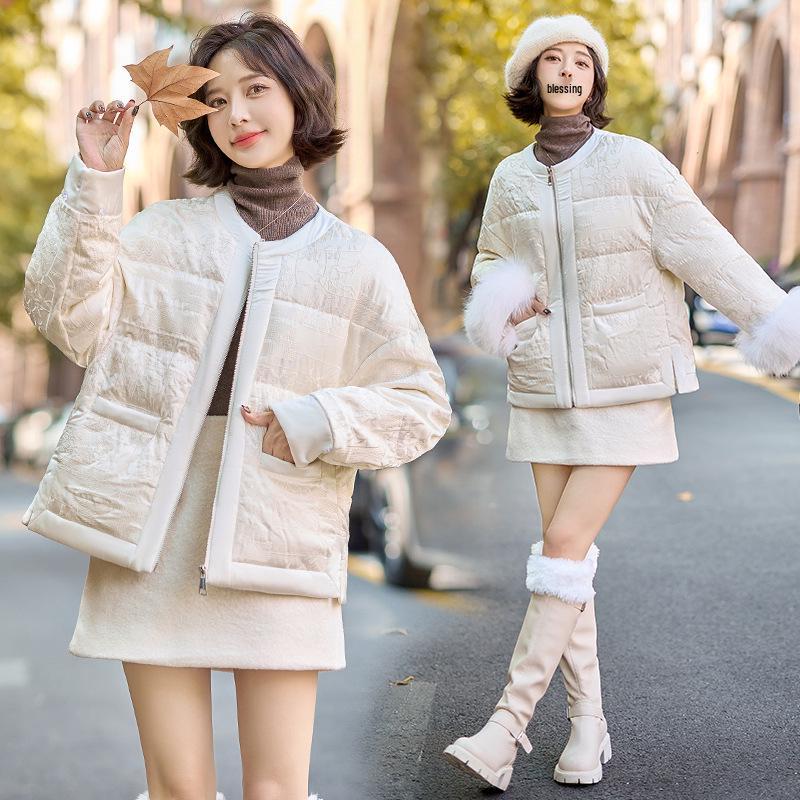 

Женская зимняя куртка из белого утиного пуха с манжетами из лисьего меха и круглым вырезом S (90-110 lbs) грязно-белый