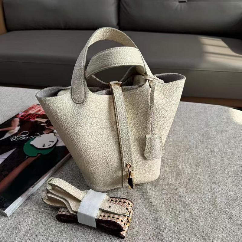 

2025 Новый верхний слой коровьей кожи с рисунком личи из натуральной кожи сумка-ведро с золотой пряжкой сумка для овощей широкий тканевый плечевой ремень 18x13x18cm белый