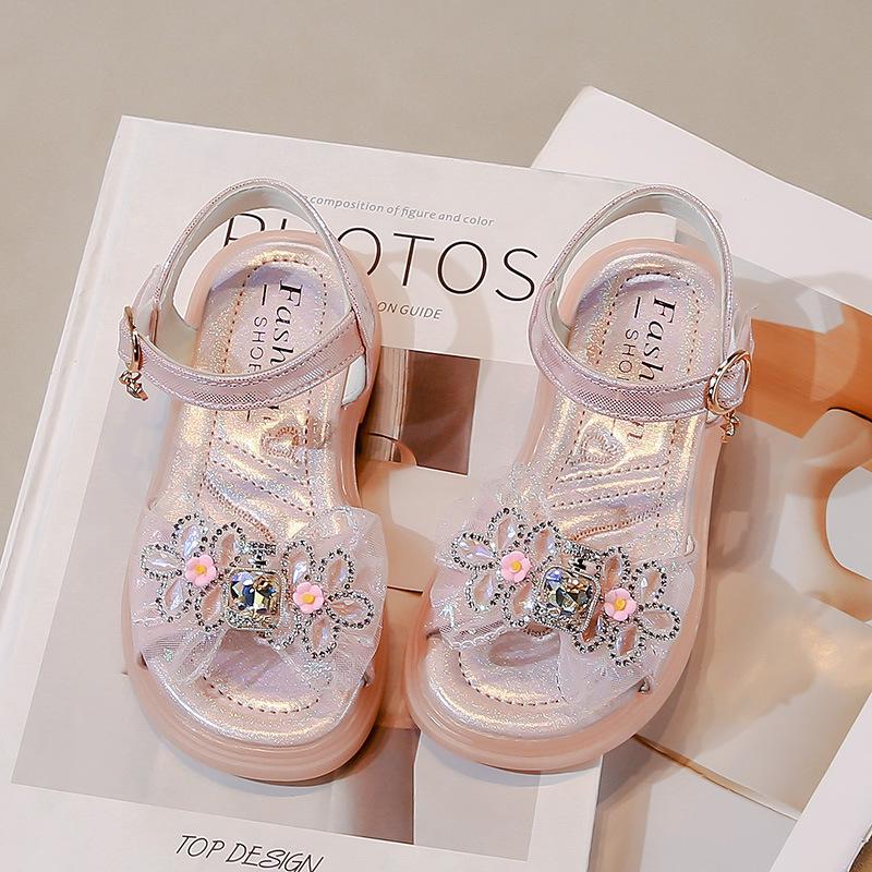 Girls sandals 2025 summer new middle and older children's beach shoes foreign soft-soled princess shoes girls fashion crystal shoes
