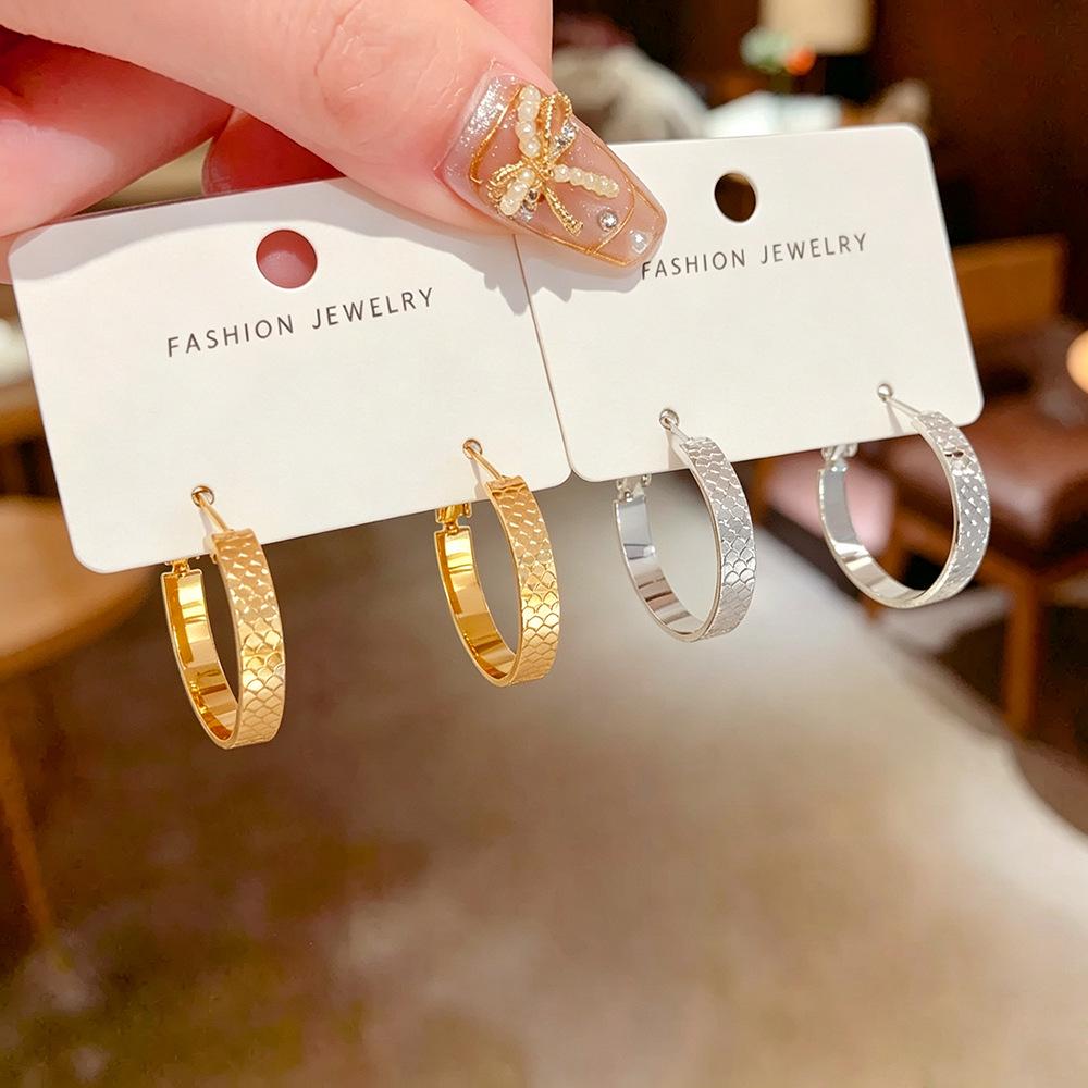 European & American Luxury Textured Earrings: Elegant, Versatile, Unique Design for Women