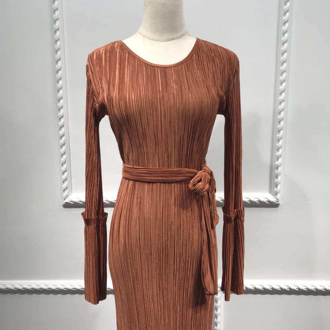 

LR99 Приталенное плиссированное платье-халат XXL кофейный