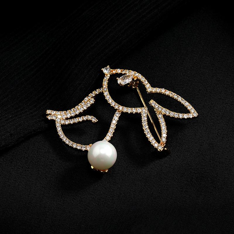 Simple Japanese Angora Rabbit Brooch Girls Cute Zodiac Year of the Rabbit Crystal Pin Exquisite Suit Accessories Tide