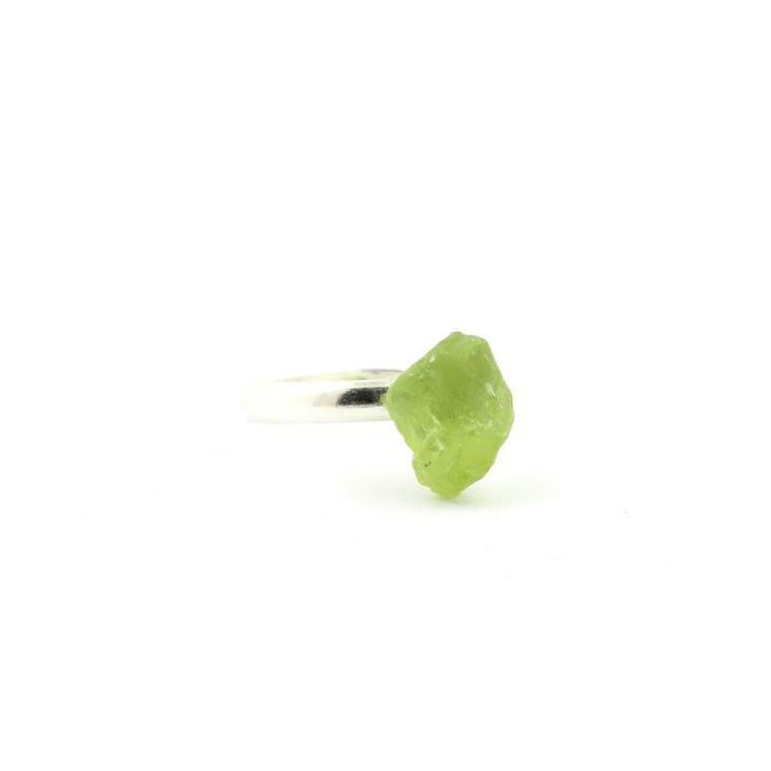 Pierres et Minéraux. Bague Peridot brut plaqué argent. 11.29 ct. Taille réglable.