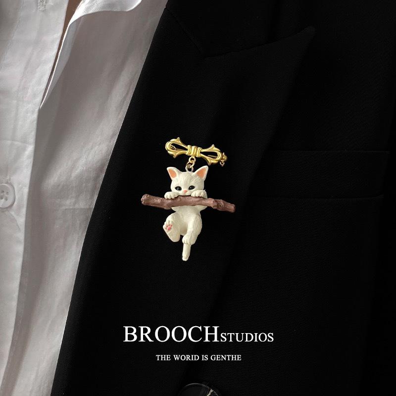 Hugging Branch Kitten Brooch: Cute 3D Cat Pin for Clothes, Bags, and Pendants
