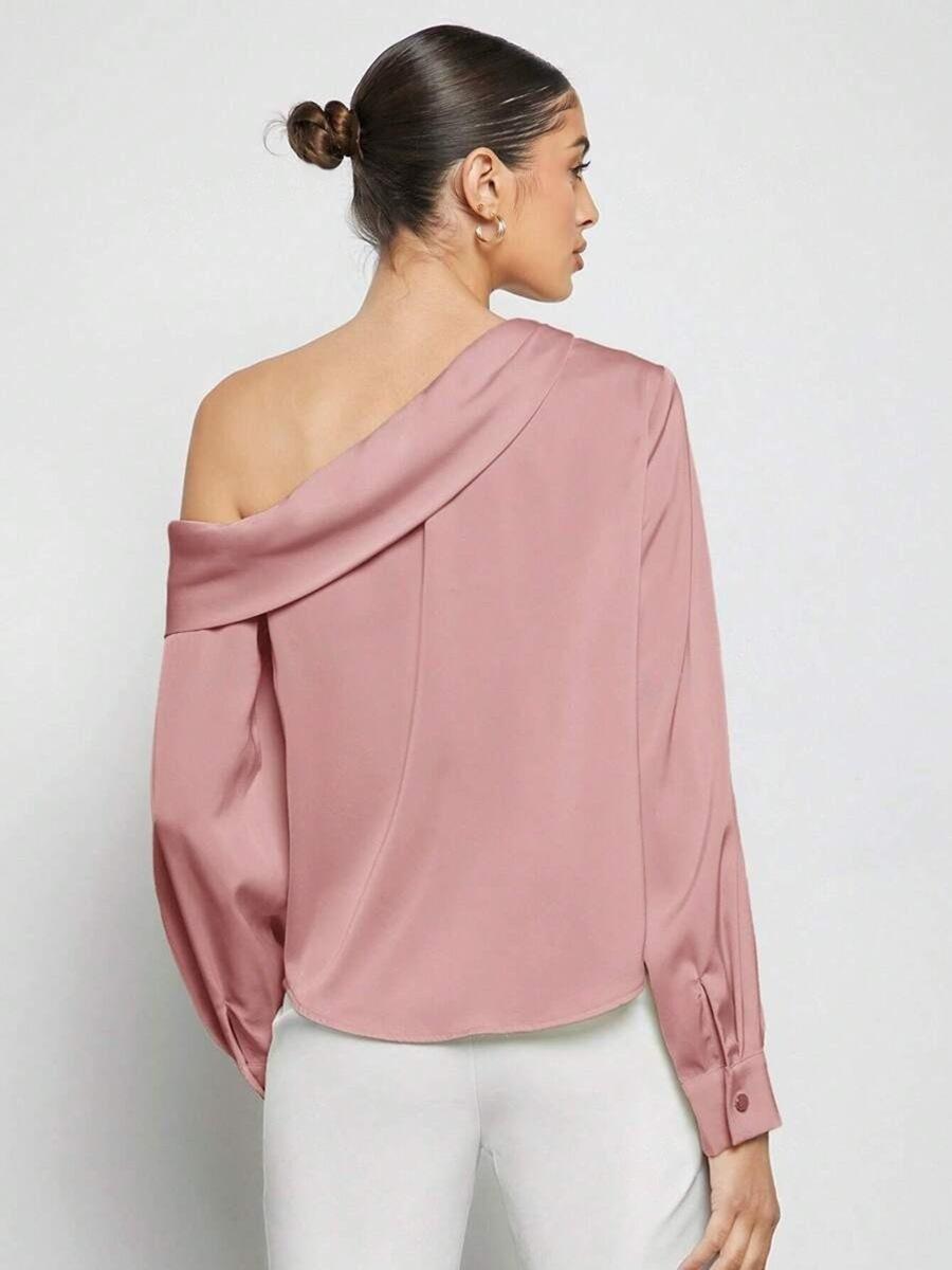 

Асимметричная рубашка с длинными рукавами из атласа с плиссировкой и открытыми плечами в европейском и американском стиле - женская мода весна/лето