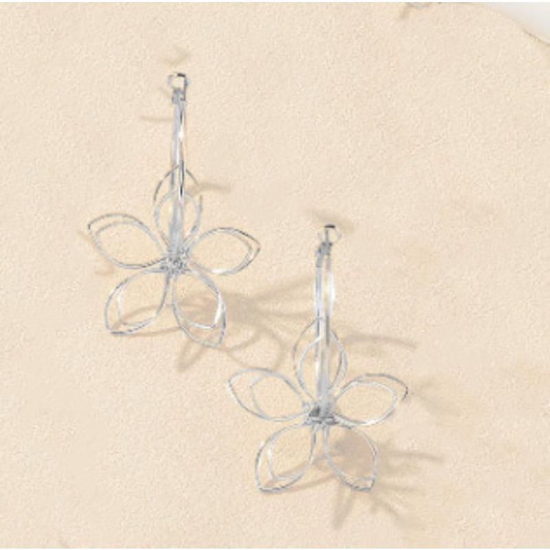 

Temperament Fashion Super Immortal Flower Pendant Necklace Female Niche Design Sense Hollow Light Luxury Clavicle Chain