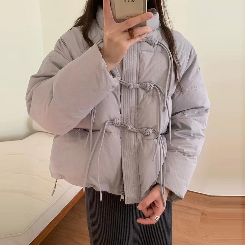

Новый пуховик в китайском стиле с дисковой застежкой, женский короткий, новый 2025 года, со стоячим воротником, на кулиске, милый жакет-хлебушек, тренд One Size