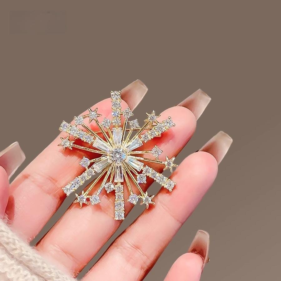 Изящная брошь-снежинка Женская 2025 Новый Универсальный Яркий значок Брошь Подарок на День святого Валентина Женщинам