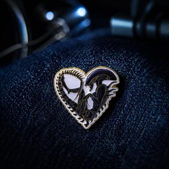 Sci-fi Lovers Brooch Love Heart Aliens Badge Brooch, Shape Enamel Lapel Pin, Clothing Clothes Decorative Pin Accessories for Daily Wear Parties Dates,
