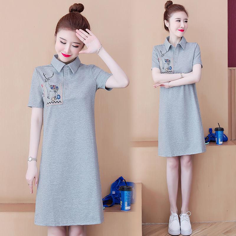 Modna, stylowa i wygodna haftowana sukienka polo, idealna na nieformalne wyjścia z przyjaciółmi