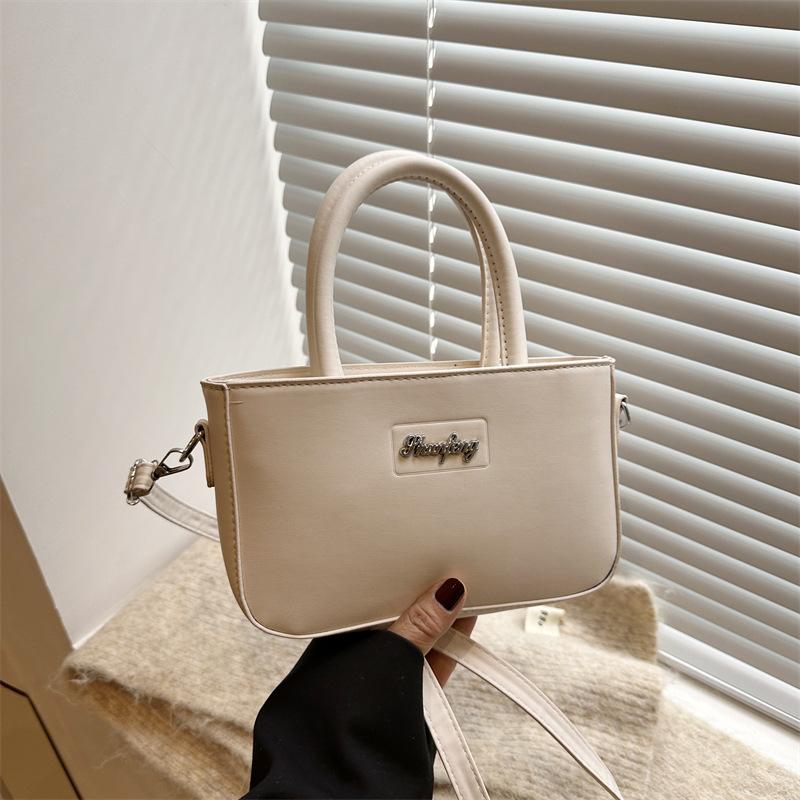 High-value handbag 2025 winter new niche design versatile ins shoulder messenger bag women